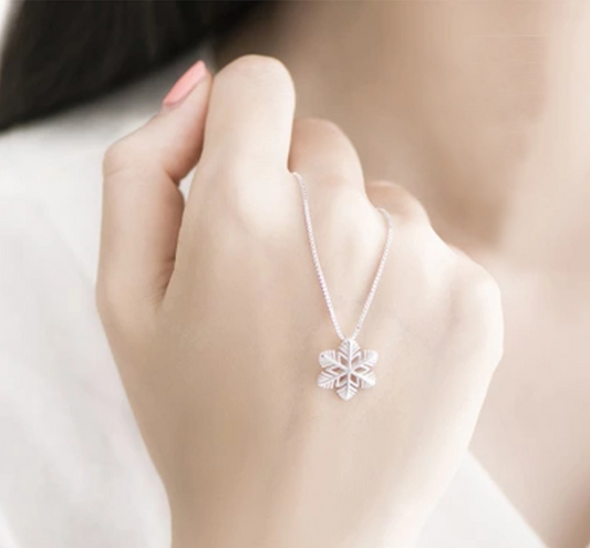 925 Silver Snowflake Necklace  necklaces & Pendants Thecurvestory
