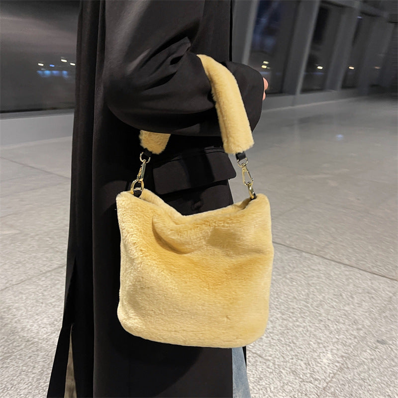 Solid color Plush handbag  Hand Bags Thecurvestory